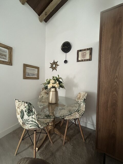 Acogedor salón con equipamiento completo en alojamiento turístico en Archidona.