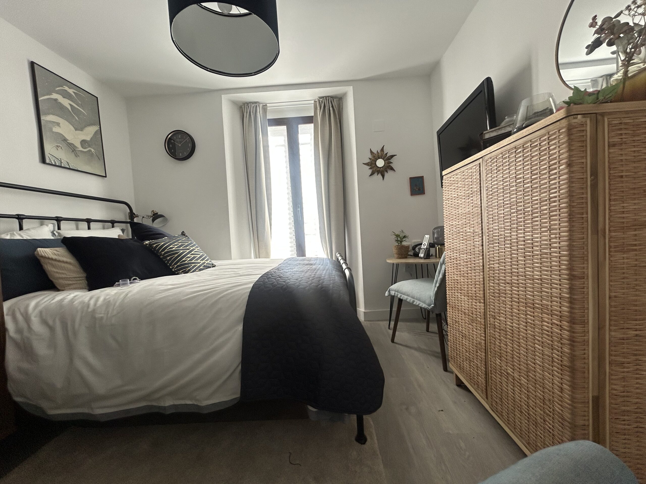 Dormitorio principal con cama doble en Casa Remedios, alojamiento en Archidona