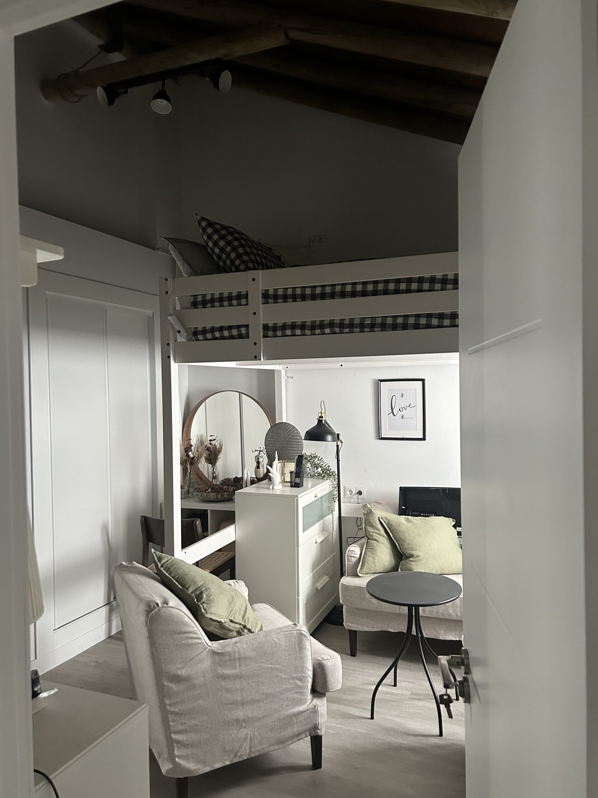 Dormitorio con diván cama extensible en casa rural en Archidona