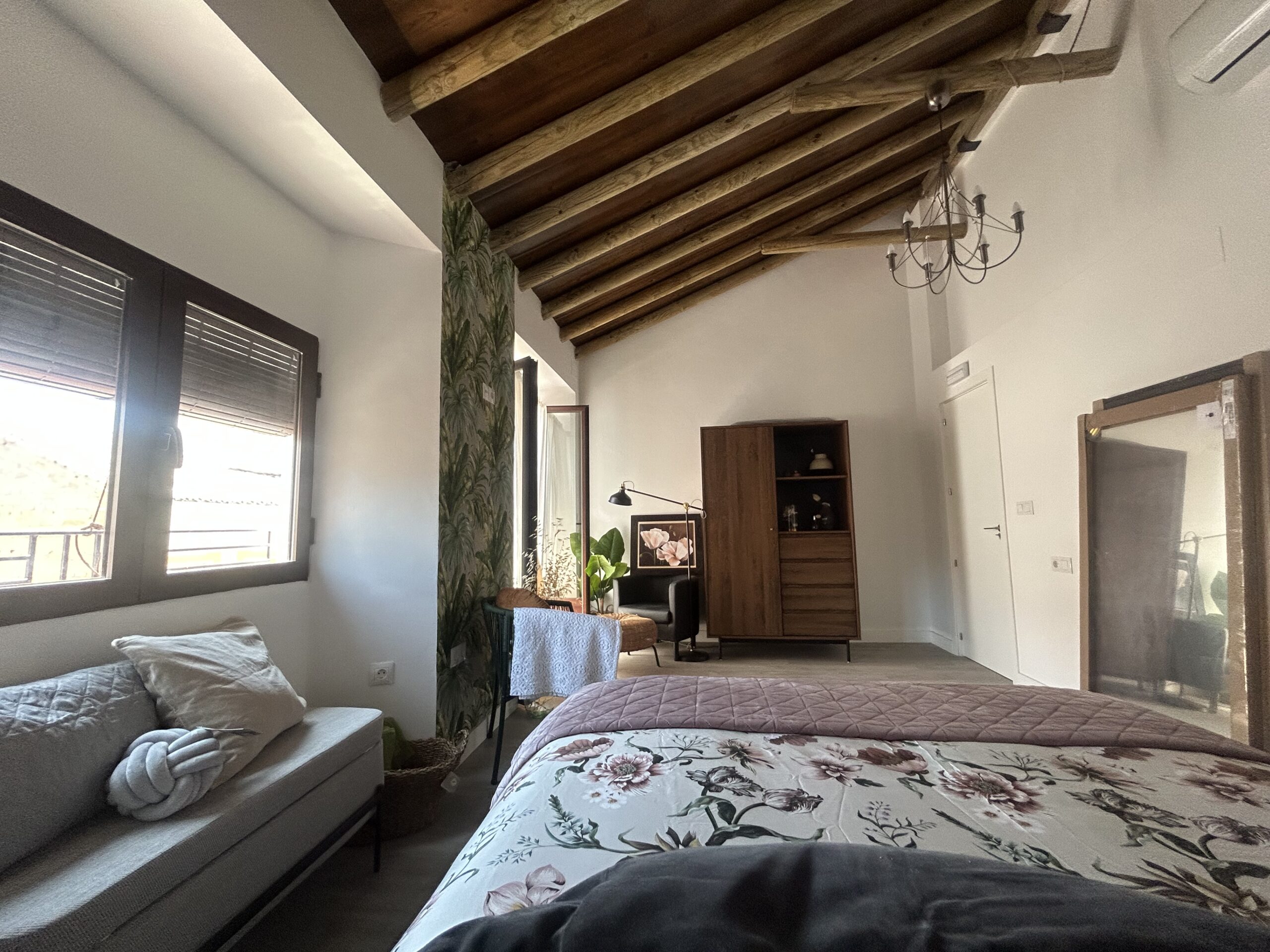 Habitación amplia con tocador y zona de estar en alojamiento en Archidona